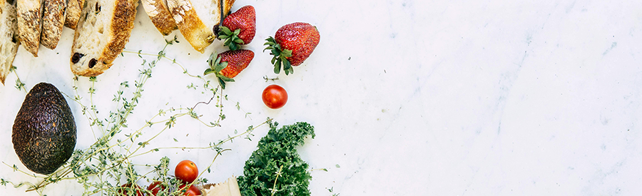 Imagem com frutas e carnes magras posicionadas a direita.